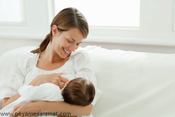 فواید تغدیه با شیر مادر برای نوزادان و مادران