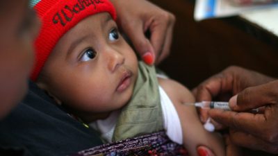 چگونه درد جای واکسن را کاهش دهیم و بعد از تزریق واکسن چه کارهایی را انجام ندهیم؟
