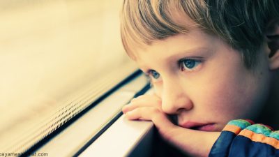 علائم اوتیسم در کودکان قبل از ورود به مدرسه و بعد از آن