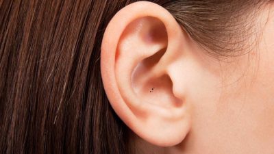 علت و موثرترین درمان های طبیعی جوش سر سیاه در گوش