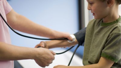 فشار خون بالا در کودکان ؛ نشانه ها، علل، عوامل خطر، عوارض و درمان