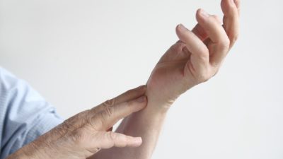 سوزش و بی حسی بازوی چپ ؛ نشانه ها، علل و درمان ها