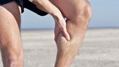 گرفتگی عضلات پا ؛ انواع، علائم، علل، عوامل خطر، پیشگیری و روش های درمان