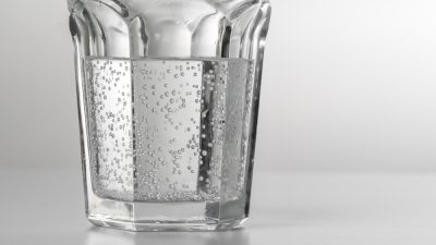 مزایا و معایب استفاده از آب گازدار برای بدن و مقایسه ای بین آب گازدار، آب نارگیل و آب لیمو