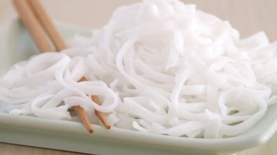 خواص نودل برنج یا همان رشته فرنگی تهیه شده از آرد برنج برای بدن چیست؟
