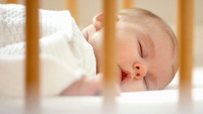 علت بی خوابی شبانه نوزادان چیست؟