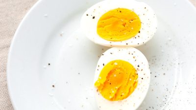 چقدر پروتئین در تخم مرغ پخته شده وجود دارد؟
