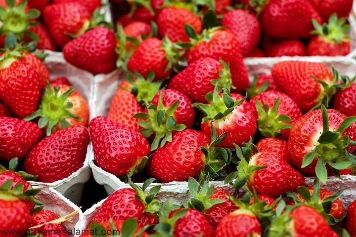 چقدر قند در توت فرنگی وجود دارد؟