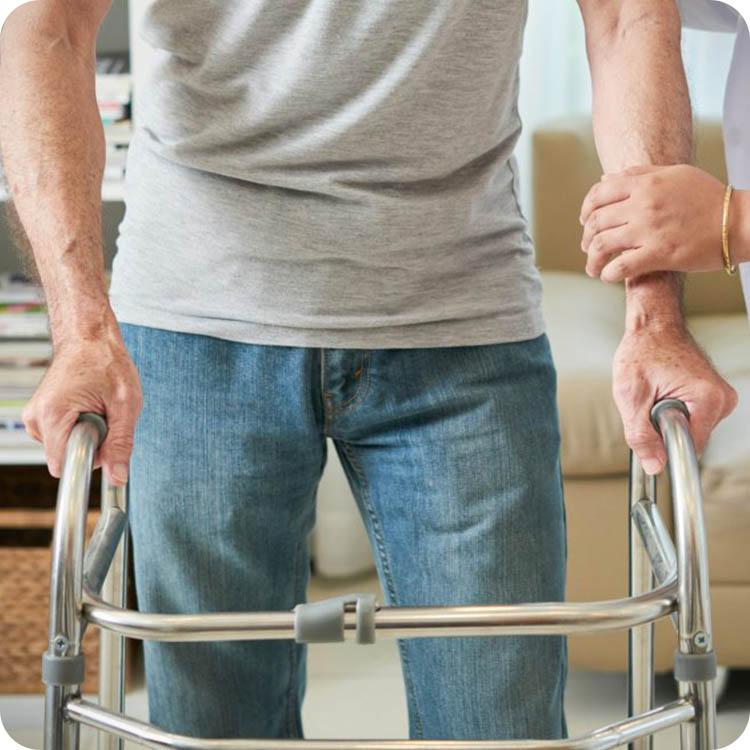 تصویری از فردی که در حال را رفتن با واکر است.